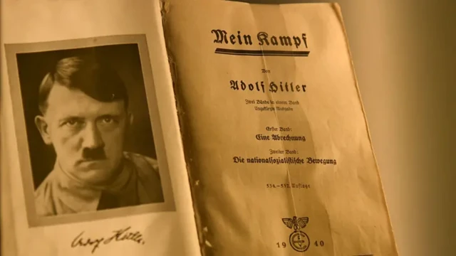 Hitler'in imzasını taşıyan kitabın bir kopyası.