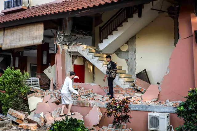 Pegawai dan wisatawan asing melihat gedung Hotel Jayakarta yang rusak akibat gempa di Labuan Bajo, Manggarai Barat, Nusa Tenggara Timur (NTT), Sabtu (15/8/2026). Badan Meteorologi, Klimatologi, dan Geofisika menyatakan gempa bumi berkekuatan 6,2 magnitudo dengan kedalaman 10 km di 46 kilometer timur laut Labuan Bajo itu terjadi pada pukul 06.13 WITA setelah sebelumnya gempa berkekuatan M 7,7 juga terjadi di timur laut Mbay Nagekeo, NTT.