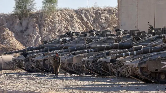 Tanques del ejército israelí toman posiciones en la frontera entre Israel y la Franja de Gaza el 29 de mayo de 2025,