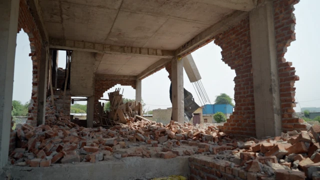 मदनपुर खादर में तोड़ दिया गया मकान