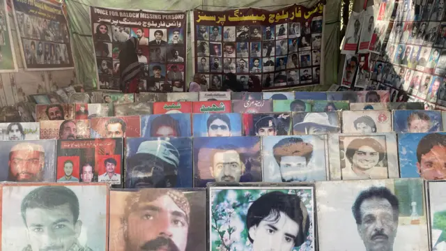 Des photos d'hommes disparus sont affichées lors des manifestations.