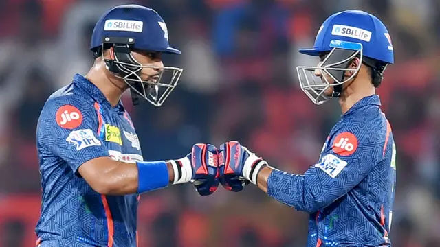 मैच के दौरान आयुष बडोनी (दाएं) और निकोलस पूरन 