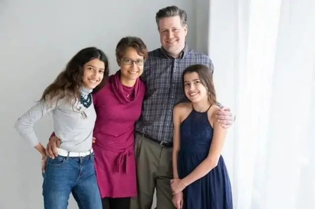 دونوں بچیاں اب 15 سال کی ہیں اور ان کے درمیان مارک اور ٹینا