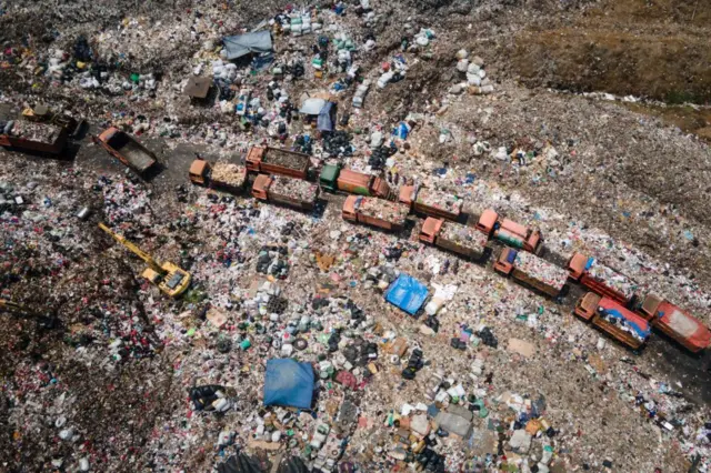 Foto udara ini menunjukkan truk-truk yang mengantre untuk membongkar sampah di tempat pembuangan sampah Bantargebang.