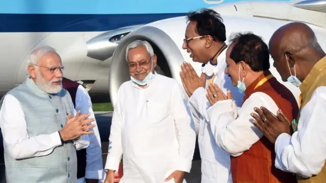प्रधानमंत्री नरेंद्र मोदी का स्वागत करते नीतीश कुमार और बीजेपी के नेता