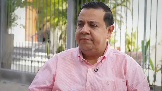 Javier Tarazona reflexiona mientras habla con la BBC. Lleva una camisa impecable de color rosado 