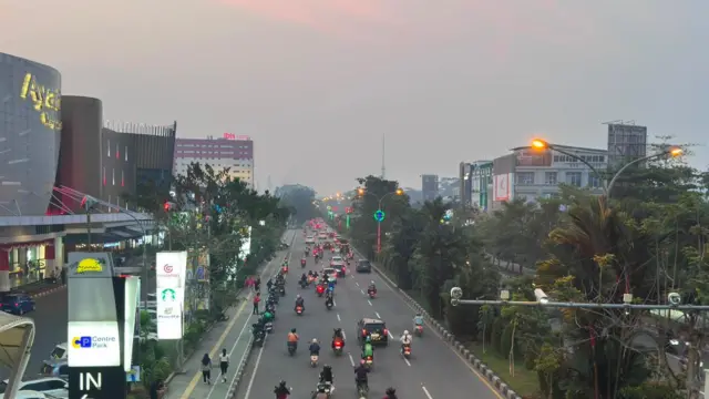 Peningkatan titik api tidak serta-merta menggambarkan tingkat kepekatan asap di suatu lokasi, menurut Kementerian Kehutanan.