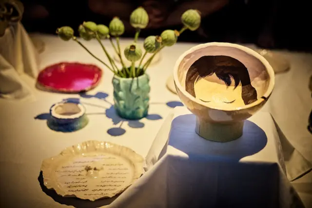 کبرا خادمی:« در کنار فرش‌ها و پارچه‌های محلی، من بشقاب‌های سرامیکی را با روش‌های سنتی طراحی کردم. این سفره ترکیبی است از واقع‌گرایی و روایت داستانی»