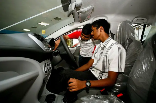 ఆఫర్లు, కారుషోరూం, యాక్ససరీస్, ఆన్ రోడ్ ప్రైస్