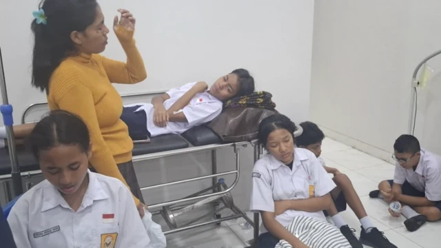 Sejumlah siswa sekolah menengah pertama yang mengalami keracunan MBG di Kupang pada 22 Juli silam.