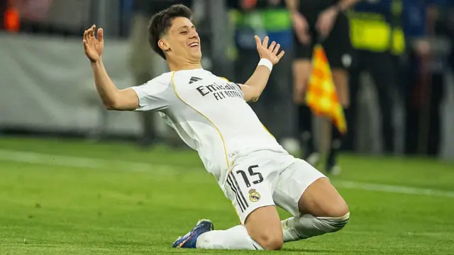 Arda güler yerde dizlerinin üstünde geriye doğru yatmış bir şekilde golü kutluyor 