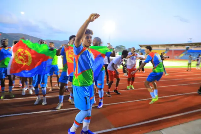 ተጻወትቲ ኣግማል ቀይሕ ባሕሪ፡ ንስዋቲኒ ብኽልተ እግሪ ስዒሮም ናብ መጻረዪ ምስ ሓለፉ ሓጐሶም እናገለጹ