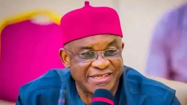 Shugaban ADC Sanata David MArk sanye da jar dara da baƙin tufafi da gilashi