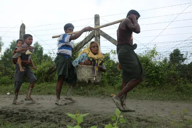 ရိုဟင်ဂျာတွေ အစုလိုက်အပြုံလိုက် ထွက်ပြေးရစဥ်၊၂၀၁၇။