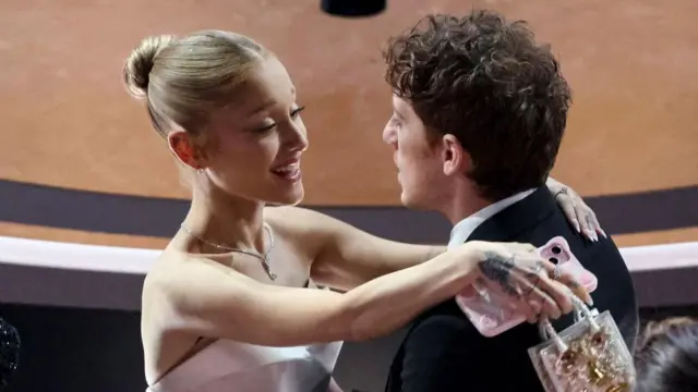 Ariana Grande obejmuje Ethana Slatera na ceremonii rozdania Oscarów w 2025 roku 