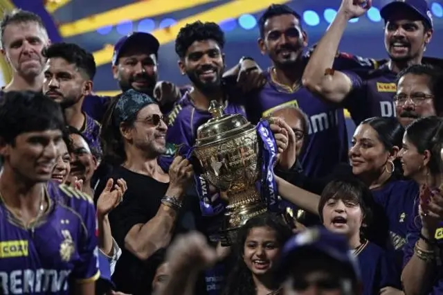 شاہ رخ خان اور ان کی اہلیہ گوری خان ٹیم کے کے آر کے ساتھ