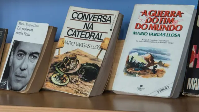Varios libros de Mario Vargas Llosa traducidos a portugués.