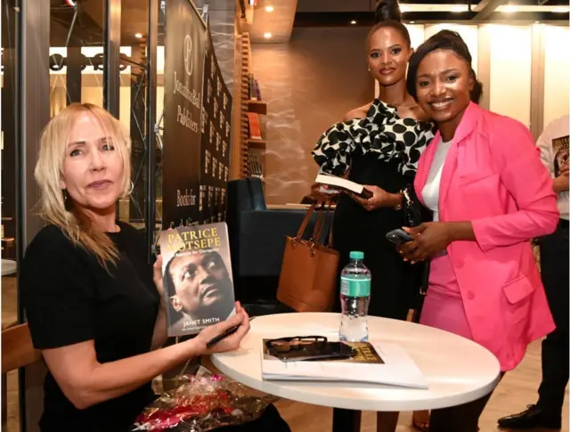 okacin bikin kaddamar da littafin tarihin rayuwar hamshakin dan kasuwar kasar Patrice Motsepe.