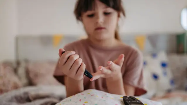 குழந்தைகளுக்கு ஏற்படும் நீரிழிவு நோய் - கவனிக்க வேண்டிய அறிகுறிகளும் சிகிச்சைகளும்