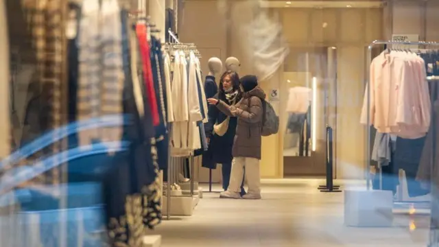 ثقة المستهلك الأمريكي ترتفع مرة أخرى