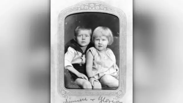 صورة للرئيس جيمي كارتر عندما كان صبيًا صغيرًا مع أخته جلوريا
