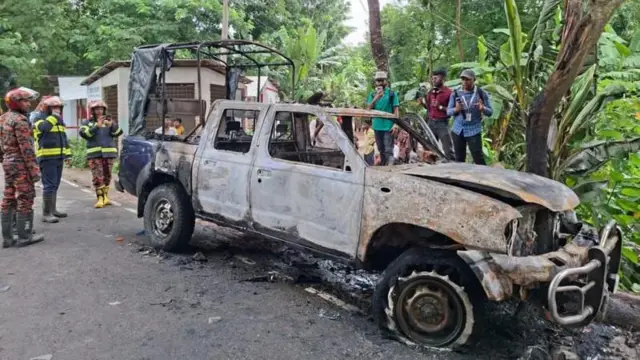 হামলায় ক্ষতিগ্রস্ত পুলিশের গাড়ি