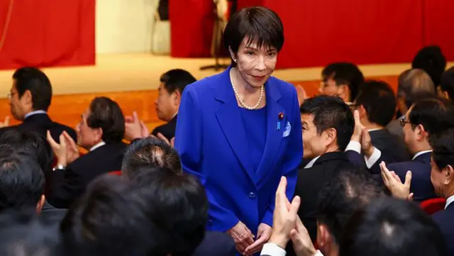 Pemimpin Partai Demokrat Liberal (LDP) yang baru terpilih, Sanae Takaichi, menerima tepuk tangan setelah memenangkan pemilihan kepemimpinan LDP pada 4 Oktober 2025 di Tokyo, Jepang.