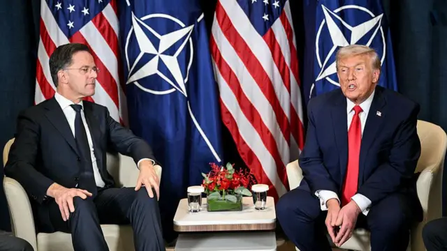 ABD Başkanı Donald Trump (sağda), 21 Ocak 2026 tarihinde İsviçre’nin Davos kentinde düzenlenen Dünya Ekonomik Forumu kapsamında NATO Genel Sekreteri Mark Rutte ile görüşüyor. 