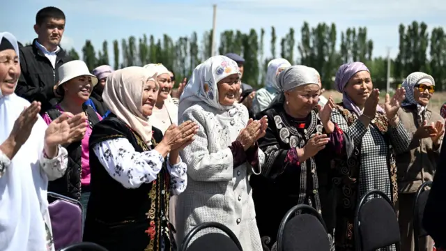 O‘zbekiston hududidagi Barak eksklavidan O‘sh viloyatiga ko‘chib o‘tgan qirg‘izistonliklar. Rasm ularga uy berish tadbirida olingan.