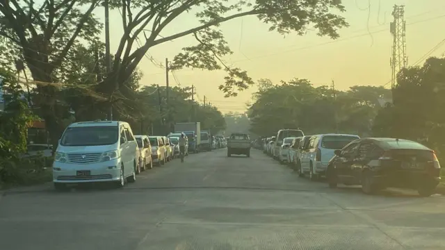 မတ် ၂၁ ရက်တုန်းက ဆီဆိုင်နဲ့ အကွာအဝေးတစ်ခုအထိ တန်းစီစောင့်ဆိုင်နေရတဲ့ ရန်ကုန်က ကားတွေ 