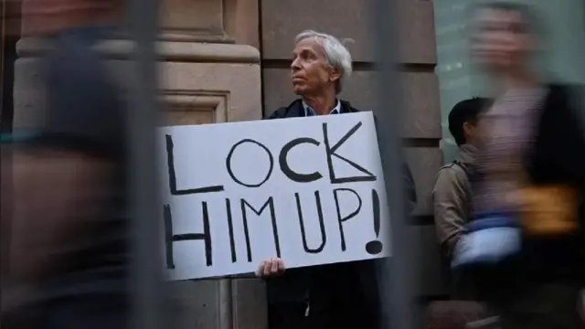 ट्रंप टॉवरबाहेर निदर्शनं करणारा एकजण