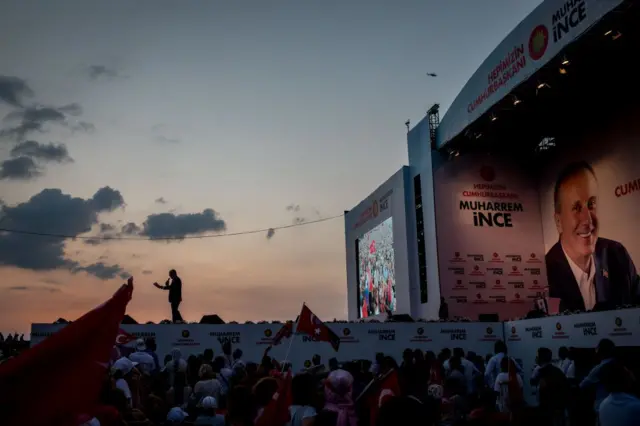 Muharrem İnce 2018 Cumhurbaşkanlığı seçimleri öncesi düzenlediği mitingde destekçilerine sesleniyor