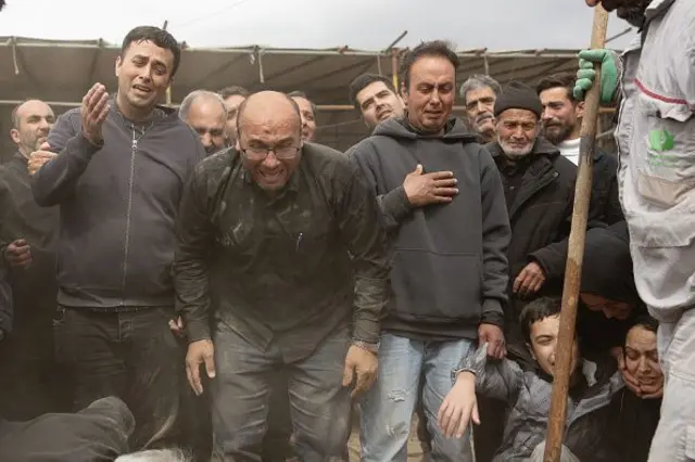 तेहरानमधील बेहेश्त-ए-जहरा स्मशानभूमीत इराणवरील हल्ल्यात मृत्युमुखी पडलेल्यांच्या अंत्यसंस्कार समारंभात शोक व्यक्त करताना इराणी नागरिक...