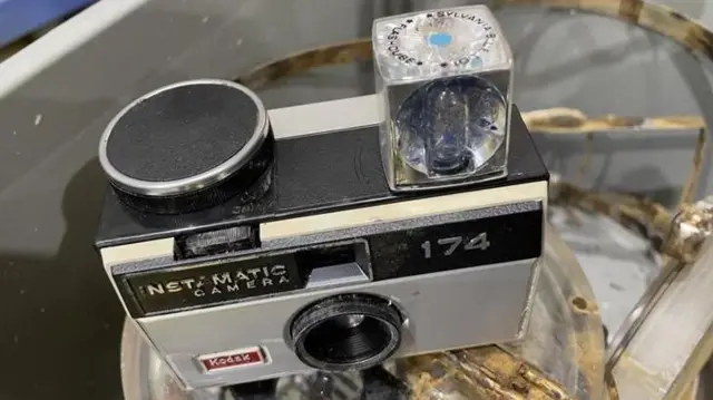 該相機為1970年代的風格，呈盒子形狀，頂部有一個燈泡。