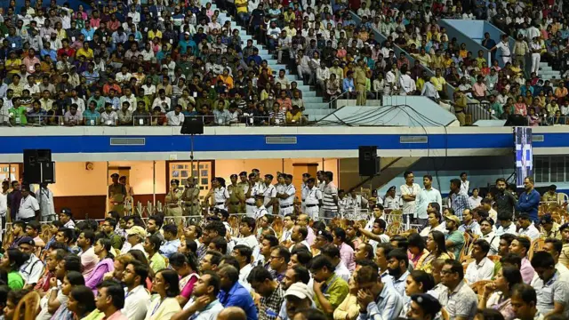 नेता जी इंडोर स्टेडियम में मुख्यमंत्री ममता बनर्जी से मिलने पहुंचे शिक्षक