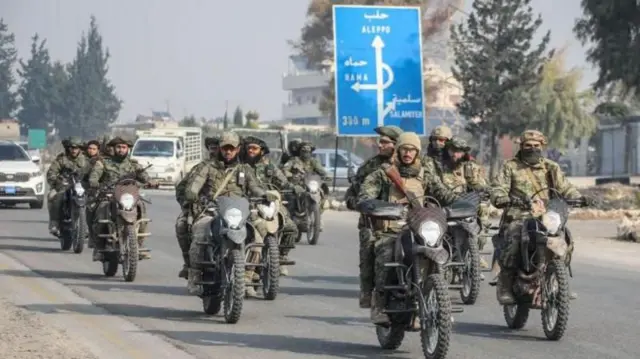 સીરિયામાં સરકાર વિરોધી જૂથ હોમ્સ શહેરમાં આગેકૂચ કરતા નજરે પડે છે, આ શહેરને રાજધાની દમિશ્કનું પ્રવેશદ્વાર માનવામાં આવે છે