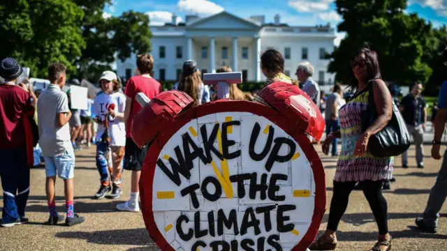 පැරිස් දේශගුණික ගිවිසුමෙන් ඉවත් වීමට ට්‍රම්ප් අත්සන් තැබීය.