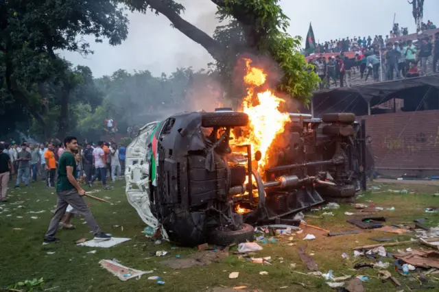 সহিংসতার মধ্যে অনেক গাড়িতে আগুন লাগিয়ে দেয়া হয়