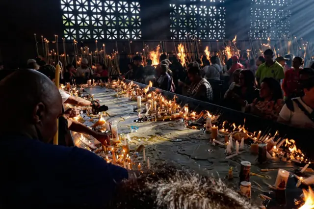 Velas e fiéis na Basílica de Nossa Senhora Aparecida, em Aparecida