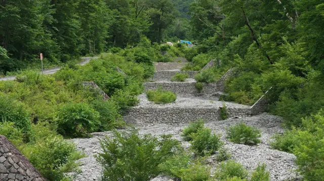 Tanggul teras kecil melawan longsor di kaki Gunung Daisen, Prefektur Tottori, Jepang.