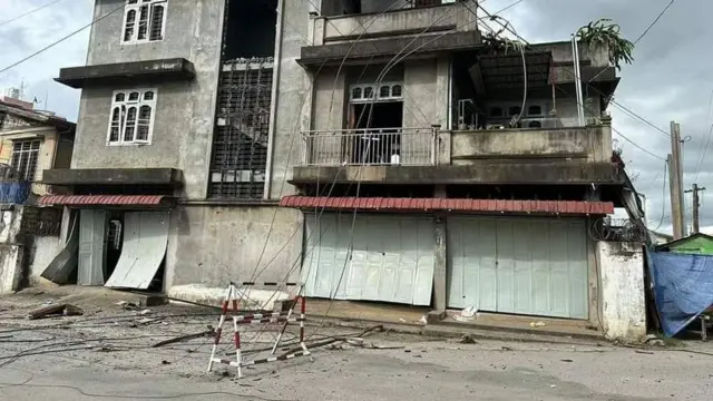 လားရှိုးမြို့ထဲမှာ လက်နက်ကြီးကျည်ကျပြီး ပျက်ဆီးသွားတဲ့နေအိမ်တစ်လုံး