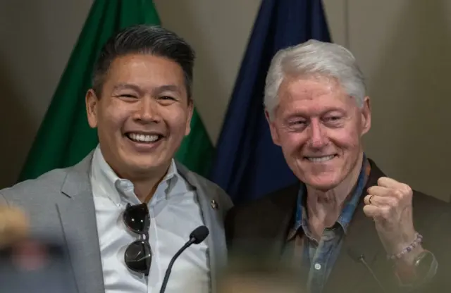 Cựu Tổng thống Bill Clinton (phải) vận động cho ông Derek Trần tranh cử ghế dân biểu liên bang hồi tháng 10/2024 Cựu Tổng thống Bill Clinton (phải) vận động cho ông Derek Trần tranh cử ghế dân biểu liên bang hồi tháng 10/2024