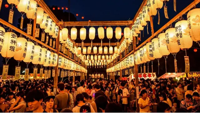 Festival Obon yang menghormati arwah leluhur diadakan setiap musim panas.