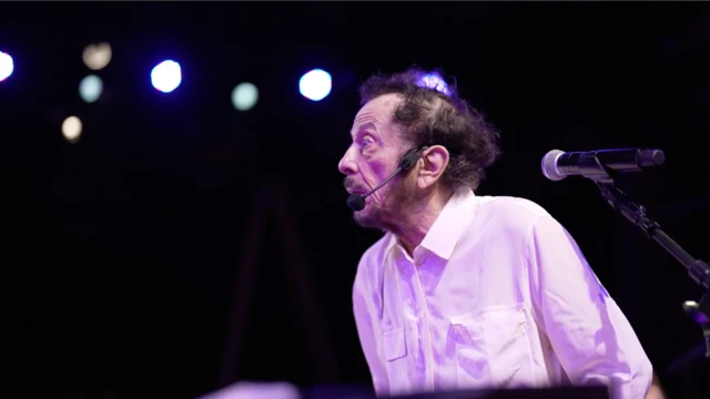 Tom Zé durante ensaio com luzes ao fundo