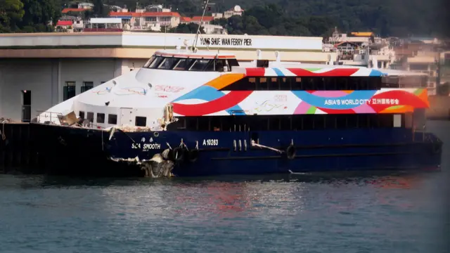 撞擊南丫四號的海泰號客輪停泊在香港南丫島榕樹灣碼頭(2/10/2012)