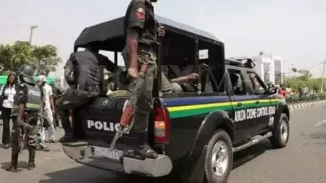 Aworan ọkọ ileeṣẹ ọlọpaa Naijiria pẹlu ọkunrin kan to naga lori ọkọ naa