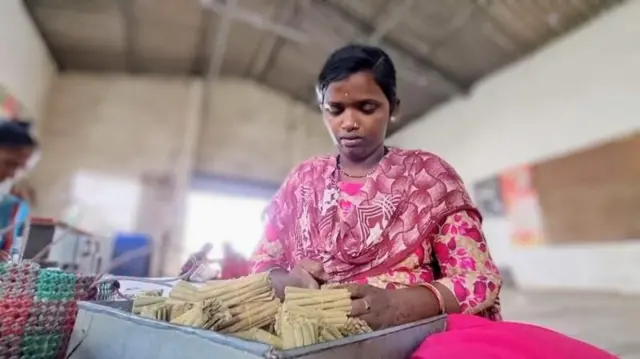 बीड़ी बनाती महिला