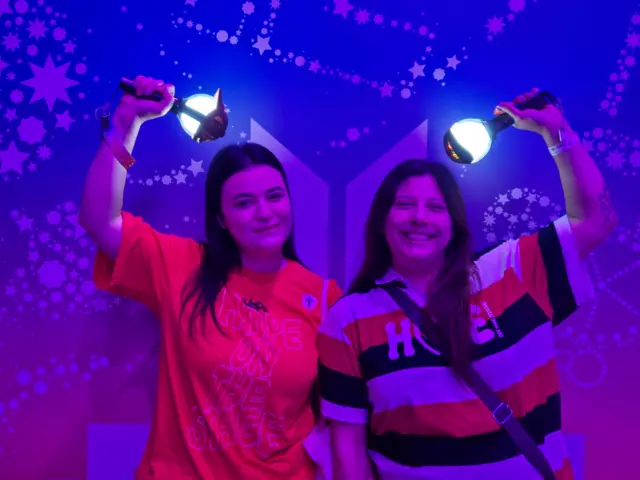 브라질에서 온 스테파니(30)는 카밀라(36)와 함께 페스타 현장을 찾았다