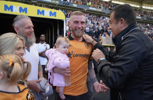 Acun Ilıcalı takımın gol kralı Oli McBurnie'yi kutluyor
