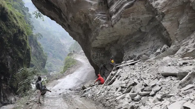 कालीगण्डकी कोरिडोरको म्याग्दीको अन्नपूर्ण गाउँपालिकाको महभिरमा बिस्फोटक पदार्थको प्रयोग गरेर पहाड फुटाउनका लागि ड्रिलिङ गरिँदै